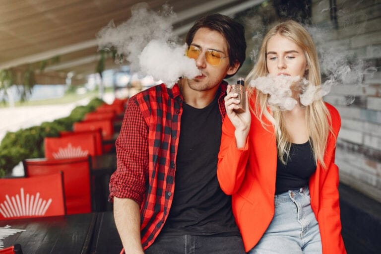 Dwie osoby używające CBD vape