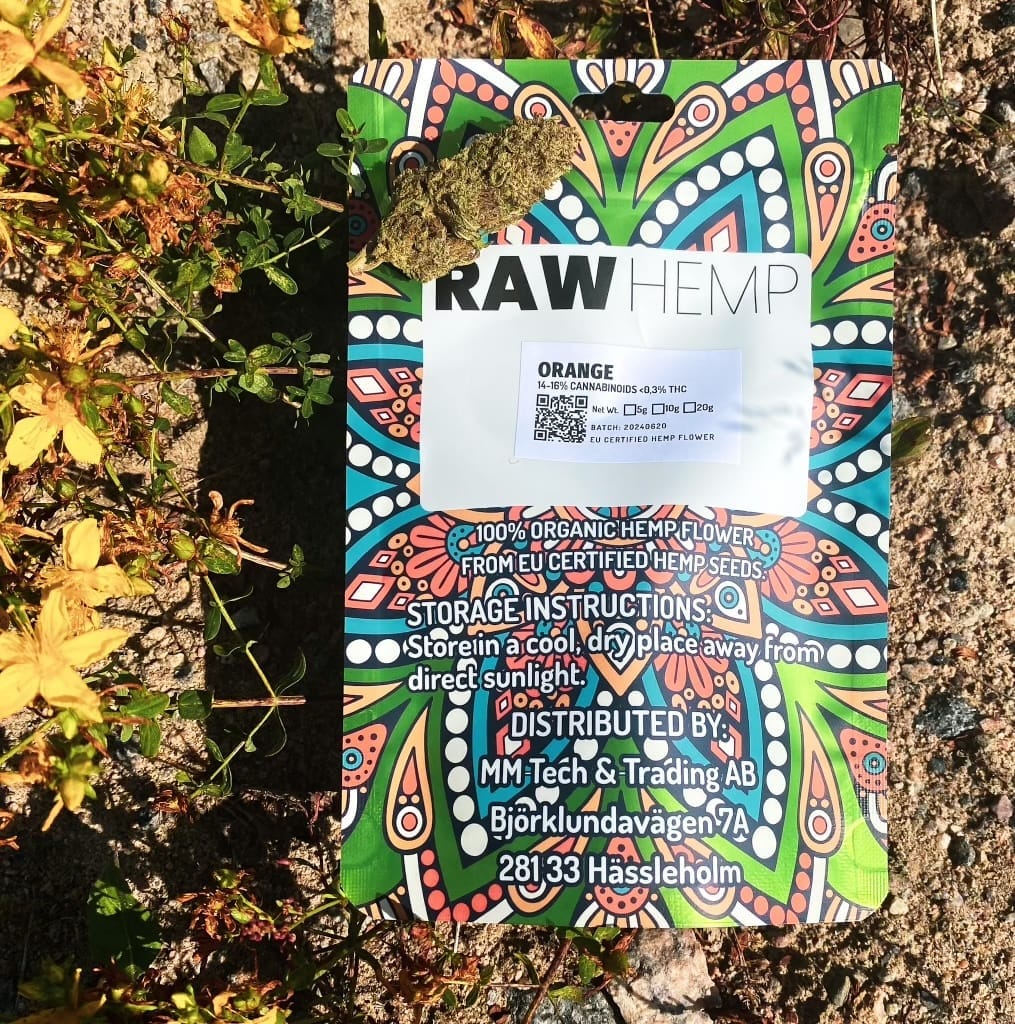 Tył torebki Raw Hemp z kwiatami CBD z etykietą i zaleceniami przechowywania na nasłonecznionej kamiennej powierzchni