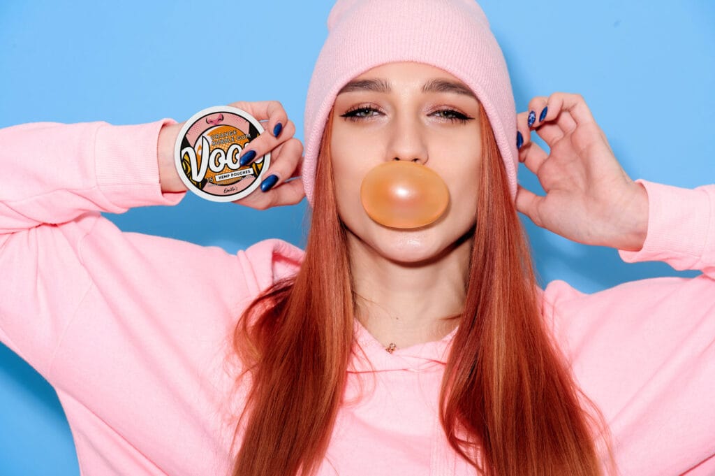 Voon Orange Bubblegum med pige, der tygger tyggegummi