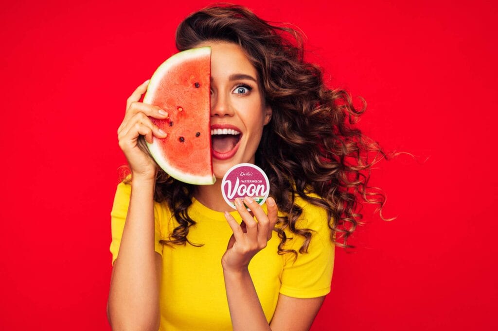 Voon-vandmelon med en pige, der holder et stykke vandmelon