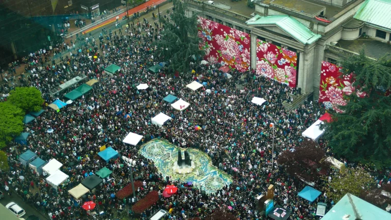 Tłum zebrany przed Vancouver Art Gallery 20 kwietnia 2010 roku