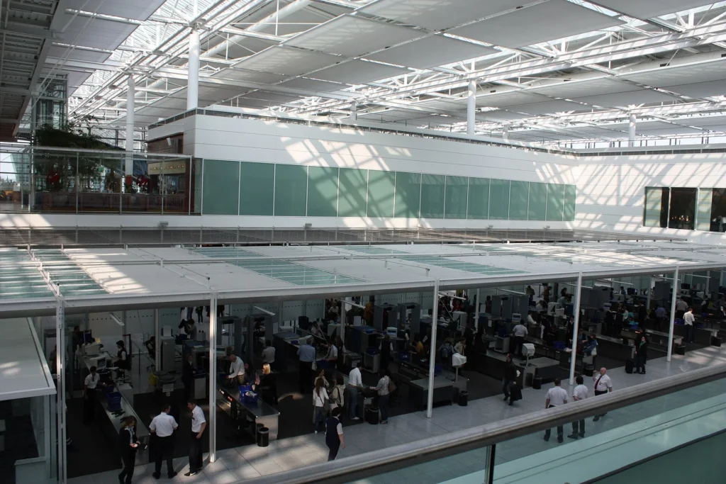 Contrôle de sûreté dans un aéroport avec des passagers qui font la queue