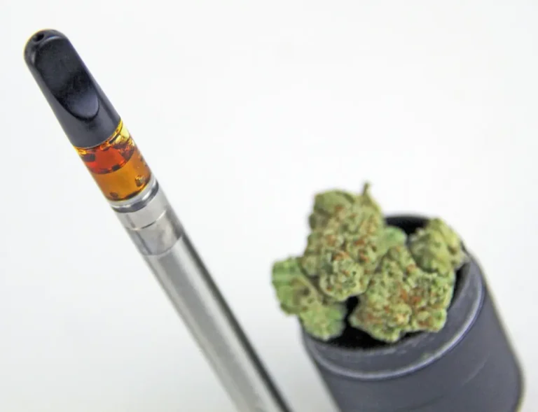 Wkład do vape CBD obok suszu CBD w grinderze