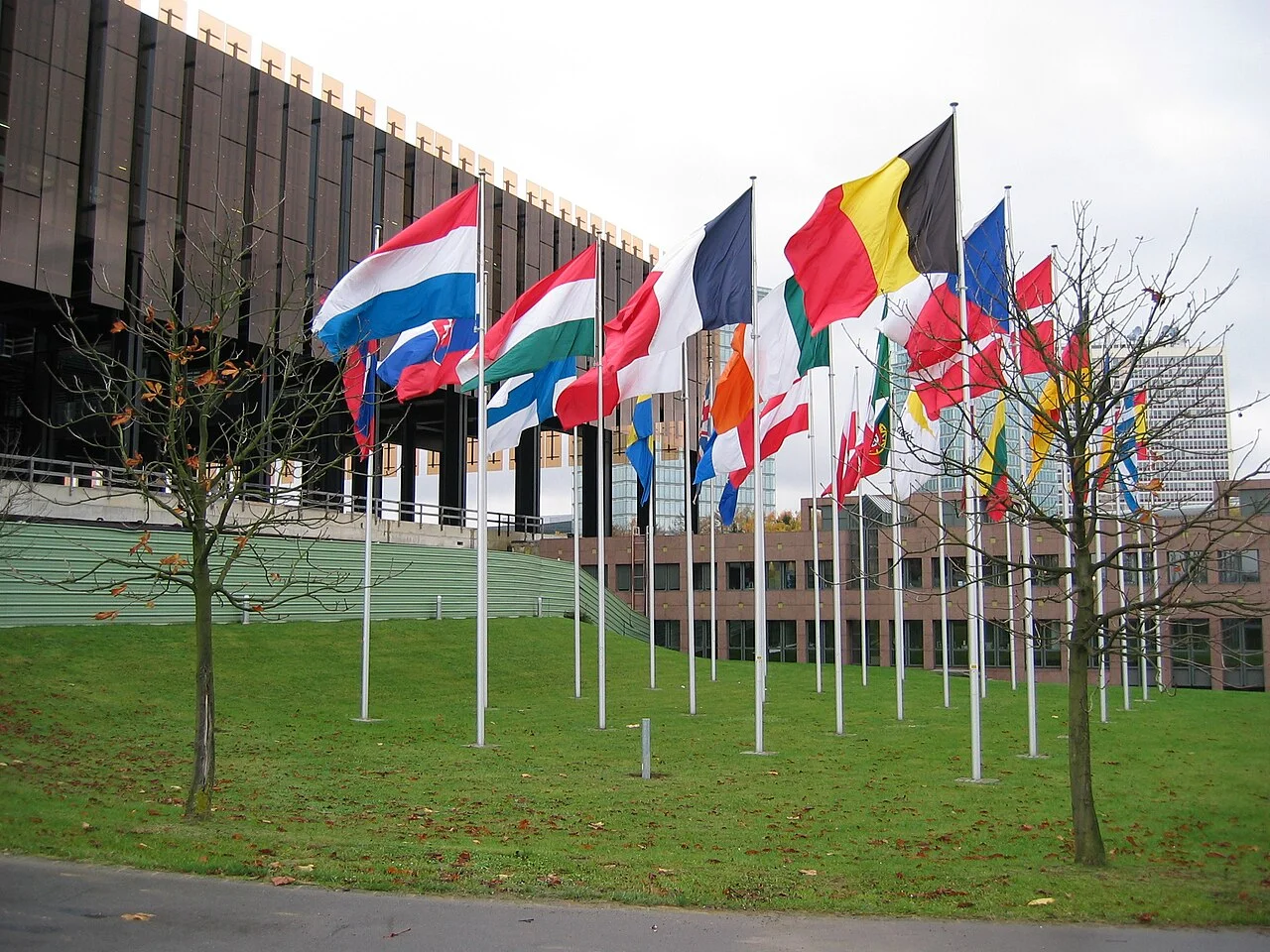 Vlaggen van de EU-lidstaten voor het Hof van Justitie van de Europese Unie in Luxemburg