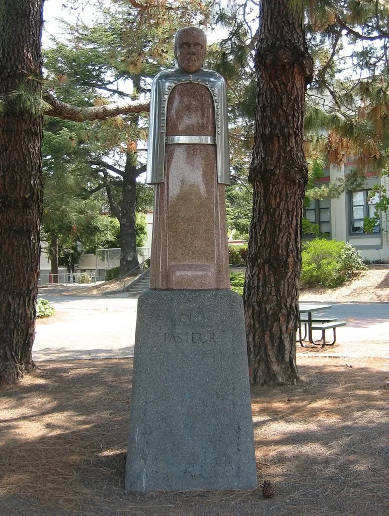 La statue de Louis Pasteur à la San Rafael High School, en Californie