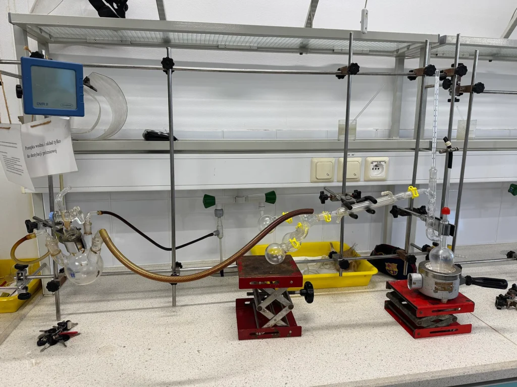 Equipo de destilación al vacío sobre una mesa de laboratorio