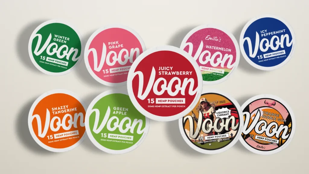 Blikjes Voon CBD pouches in de smaken Juicy Strawberry, Green Apple, Pink Grape, Watermelon, Winter Green, Icy Peppermint, Snazzy Tangerine, Liquorice Currant en Orange Bubblegum