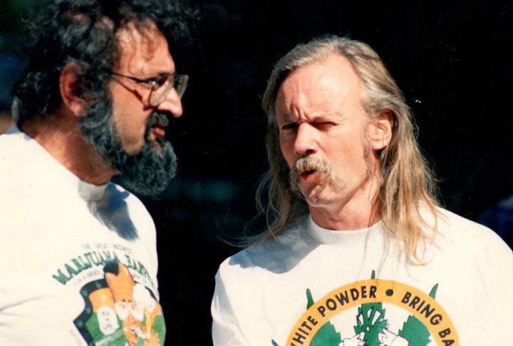 Jack Herer en Dana Beal op een podium in Madison, Wisconsin, 1989
