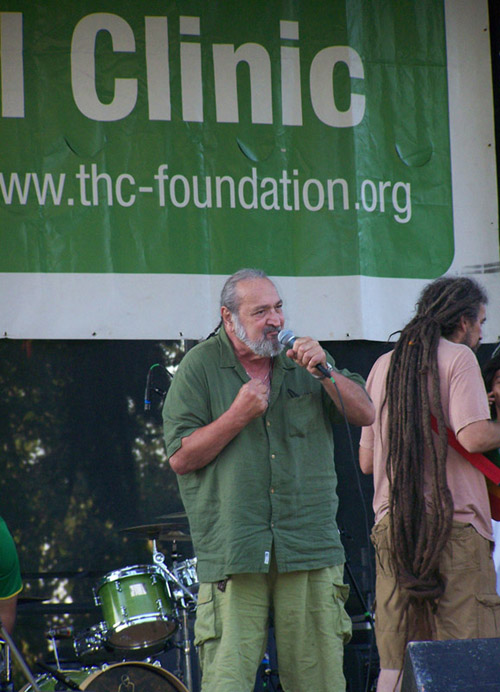 Jack Herer spreekt op het Hempstalk-festival in Portland in september 2009