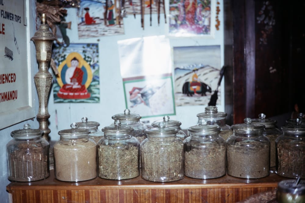 Lasipurkkeja tuotteineen hasiskaupassa Kathmandussa vuonna 1973