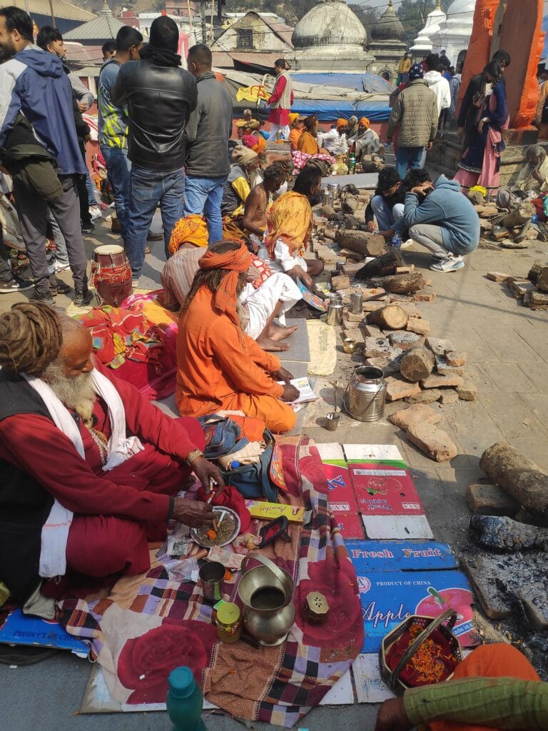 Sadhuja Pashupatinathin temppelillä Kathmandussa