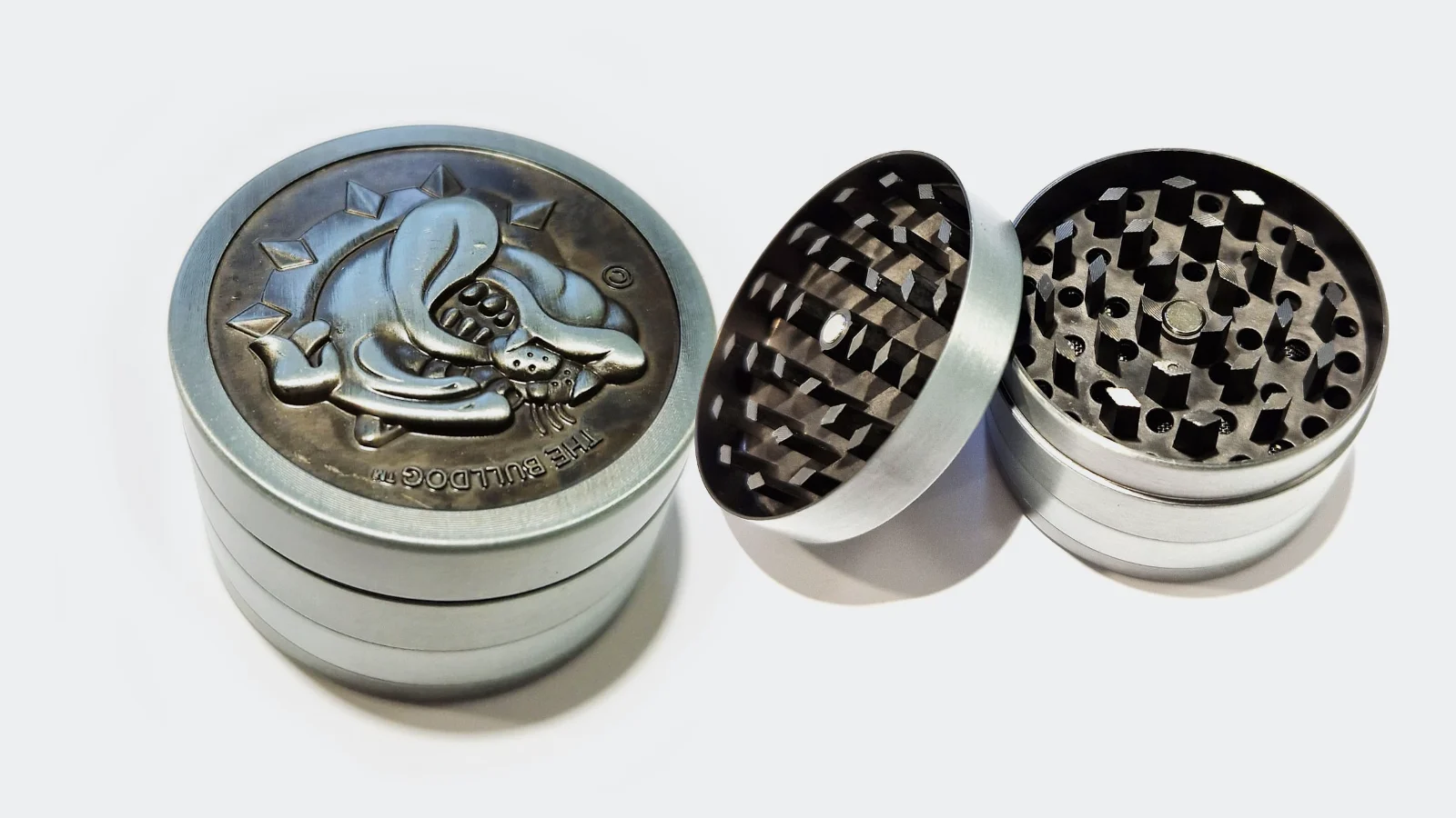 Grinder The Bulldog en gunmetal con el bulldog en relieve en la tapa