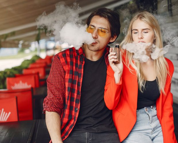 Par som använder vape