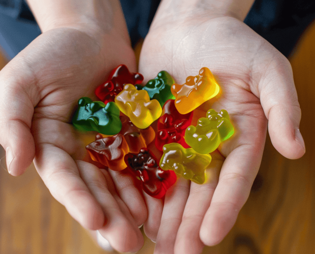 Produits comestibles sous forme de bonbons gélifiés dans les mains